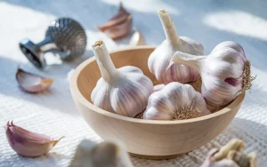 Czosnek pod kwiatami : ten zapomniany detal sprawia, że mszyce znikają, choć mało kto wie czemu