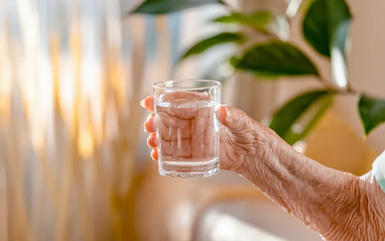 Po 65. roku mózg przestaje „mówić”, że chce się pić : sygnał, którego wielu nie zauważa latem