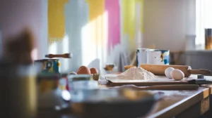 Ta kuchenna „mączka”, którą wszyscy mają : co niewielu zauważa przy zapachu świeżej farby w domu