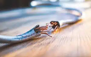 Stara, uszkodzona przedłużaczka? Pomijany detal, którego elektrycy prawie nigdy nie zdradzają