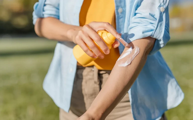 Dermatolog : gest, który robię latem, sprawia, że komary trzymają dystans, choć nikt o tym nie mówi