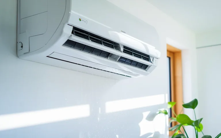 Klimatyzacja przestała chłodzić i wylała wodę, fachowiec wyjaśnia prosty gest naprawy