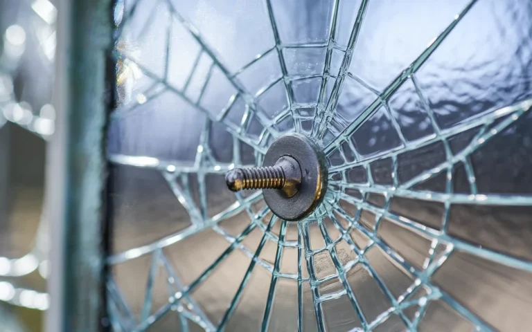 Płyty na szklarnię wydłużają się w upale o 3 mm na metr, błąd montażu rozrywa je przy wkrętach