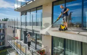 Sprzątasz balkon? Ten prosty krok na początek zapobiega zabrudzeniu balkonu sąsiada poniżej