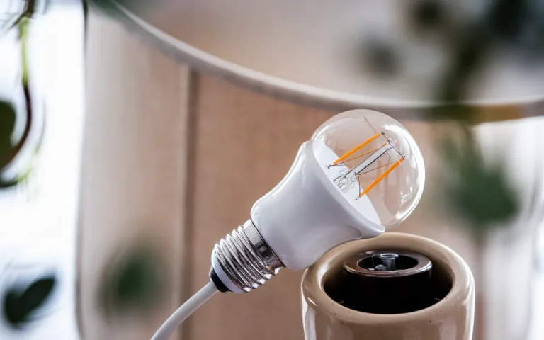 Co się stanie, gdy wkręcisz żarówkę LED 100 W do oprawy 60 W i jakie niesie to ryzyko
