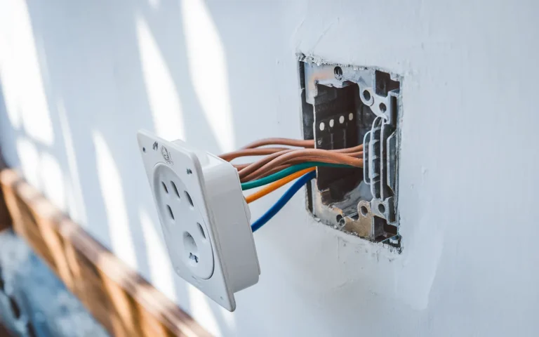 Trzaski przy gniazdku w salonie to nie zawsze wina ładowarki, co znajdują elektrycy