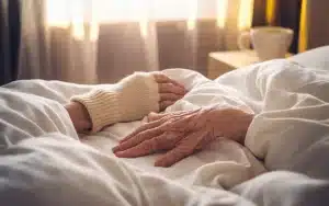Wazelina i bawełniane rękawiczki na noc, szybki sposób na gładkie dłonie