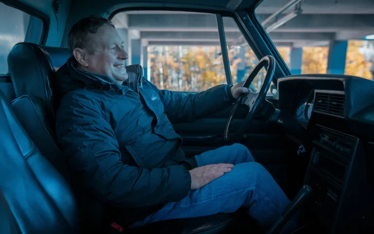 Mechanicy odradzają zaciąganie ręcznego na zimę, lepiej zastosować prosty trik za darmo
