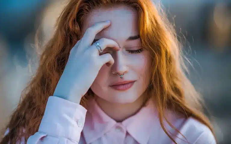 Niedobór żelaza może dawać nietypowe objawy, neurobiolożka wskazuje sygnały alarmowe