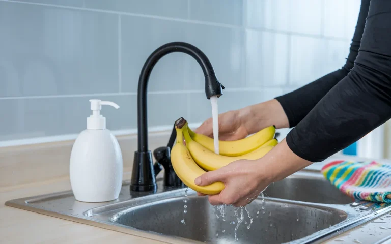 Płukanie bananów po zakupie ma sens, pomaga ograniczyć muszki owocówki